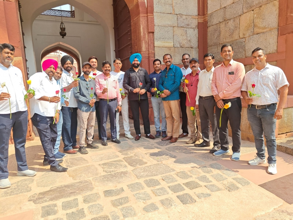 वर्ल्ड टूरिज्म डे पर हाइवे हीरो ट्रस्ट ने विदेशी पर्यटकों का किया स्वागत